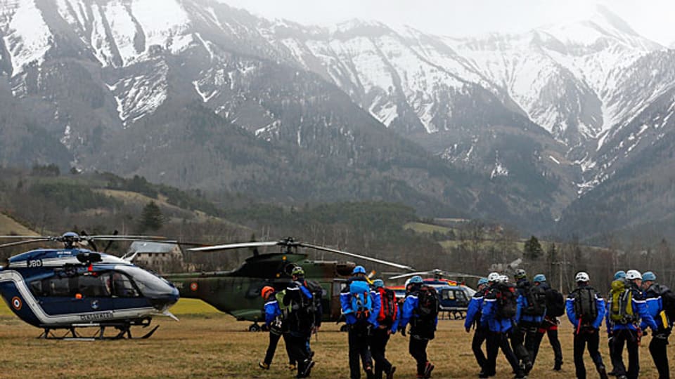 Polizei- und Rettungskräfte in Seyne-les-Alpes auf dem Weg zum Einsatz.