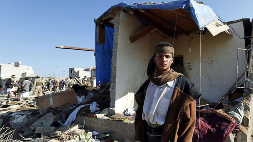 Ein Jemenit steht neben seinem komplett zerstörten Haus in Sanaa.
