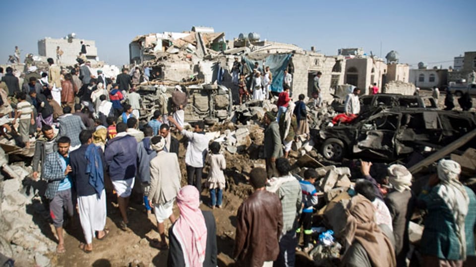 Nach dem Bombenangriff der saudiarabischen Armee: Die verzweifelte Suche nach Überlebenden in der Nähe von Sanaa, Jemen.