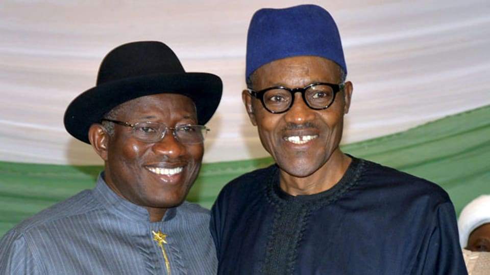 Nigerias Präsident Goodluck Jonathan (L) und der ehemalige Militärmachthaber Muhammadu Buhari kandidieren für das Präsidialamt.