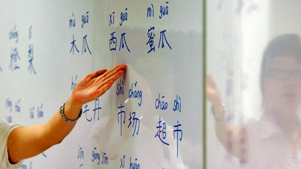 Eine Lehrerin erklärt die Sprache Mandarin.