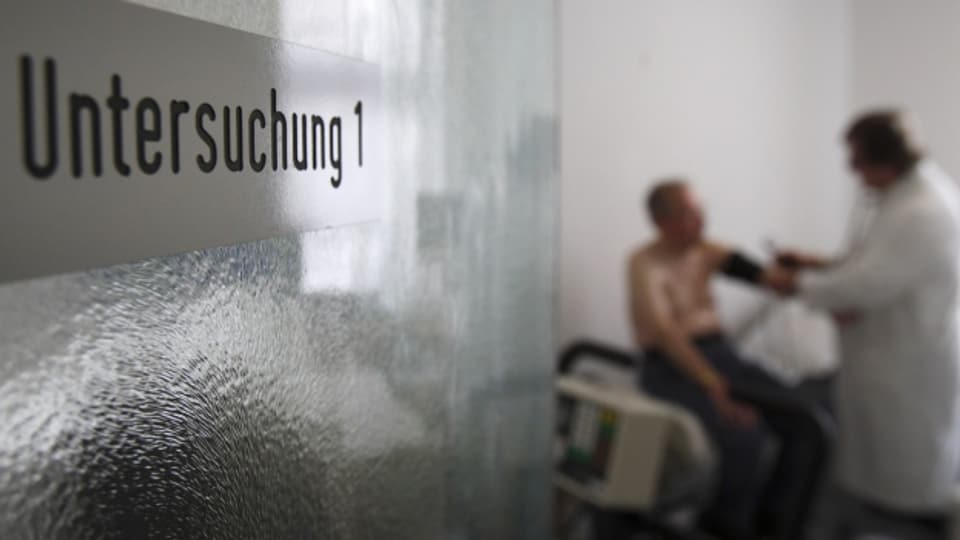 Ein Arzt untersucht einen Patienten in seiner Praxis in Stuttgart, 2009