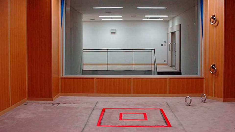 Eine Todeszelle in Tokio. Im rot markierten Quadrat muss sich der zum Tode Verurteilte hinstellen.