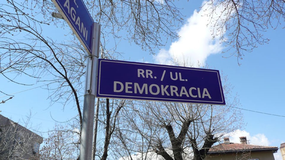 In der Hauptstadt Prishtina stehen neue Strassenschilder. Nach sieben Jahren Unabhängigkeit sucht der Kosovo immer noch seinen Weg zu einer funktionierenden Demokratie.