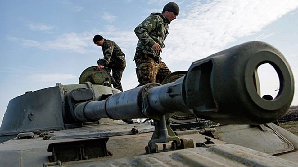 Prorussische Rebellen auf einem Panzer, etwa 50 Kilometer von Donezk entfernt.