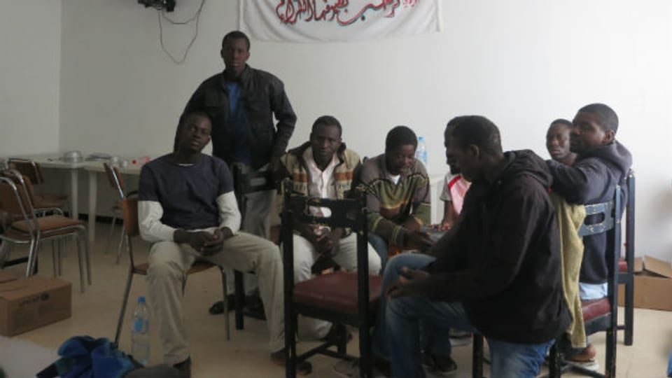 Der Versammlungsraum des Roten Halbmondes: Zufluchtsort für die Flüchtlinge aus Schwarzafrika