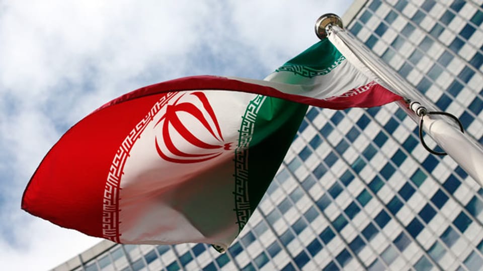 Eine iranische Flagge flattert vor dem Sitz der Internationalen Atomenergiebehörde (IAEA) in Wien.