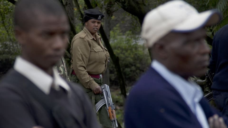 Die kenianische Armee steht unter Druck: Eine Offizierin überwacht eine Zeremonie von Angehörigen der Opfer des Anschlags von Garissa.