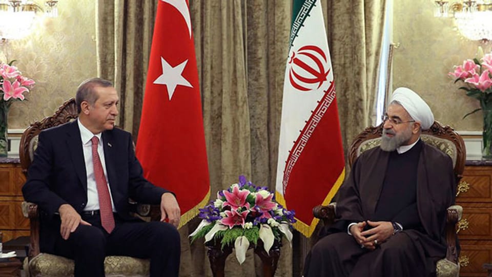 Der iranische Präsident Hassan Rohani, rechts, im Gespräch mit dem türkischen Präsidenten Recep Tayyip Erdogan in Teheran, Iran, am 7. April 2015.