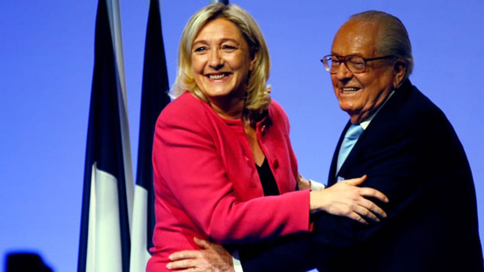 Marine Le Pen umarmt ihren Vater.  Jean-Marie Le Pen hat die Gaskammern in den NS-Konzentrationslagern zum wiederholten Male als «Detail» der Geschichte bezeichnet.