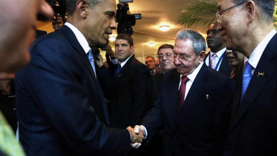 Barack Obama und Raul Castro schütteln sich die Hände