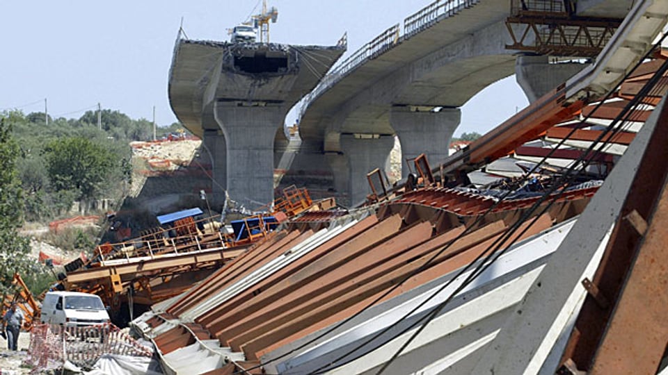 Nicht erst vor kurzem: Bereits im Juni 2006 ist auf Sizilien eine Autobahnbrücke eingestürzt.