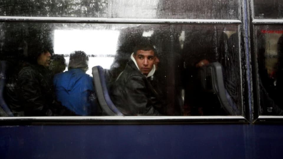 Flüchtlinge warten in einem Polizeibus in der Region Evros im Nordosten Griechenlands.