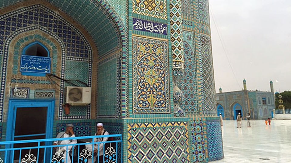 Die weltberühmte blauen Moschee von Mazar-e-Sharif. Ein Imam sagt: «Wer einen Menschen tötet, kommt nicht in den Himmel, sondern in die Hölle. Aber in Afghanistan sind die Menschen ungebildet und arm, sie töten, weil sie Geld dafür bekommen.