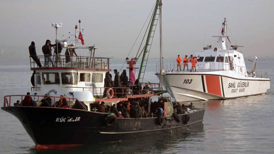 Die südtürkische Hafenstadt Mersin gilt als Zentrum einer neuen Route beim Menschenschmuggel aus Nahost und Afrika in den Westen.  Ein Fischerboot mit Flüchtlingen Anfang Dezember 2014 vor Mersin.