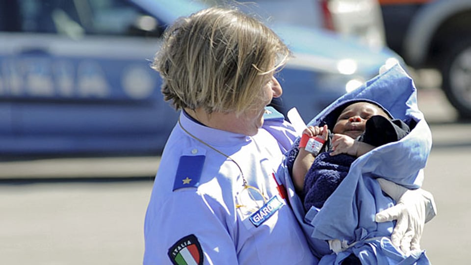 Am 15. April im Hafen von Palermo: Eine italienische Rotkreuzhelferin hält ein gerettetes Baby im Arm. Wie lange schaut die EU noch tatenlos zu?