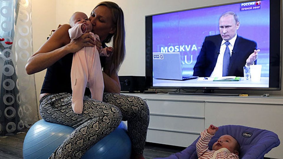 Wo drückt der russische Schuh? Wladimir Putin beantwortet am Fernsehen Fragen aus der Bevölkerung.