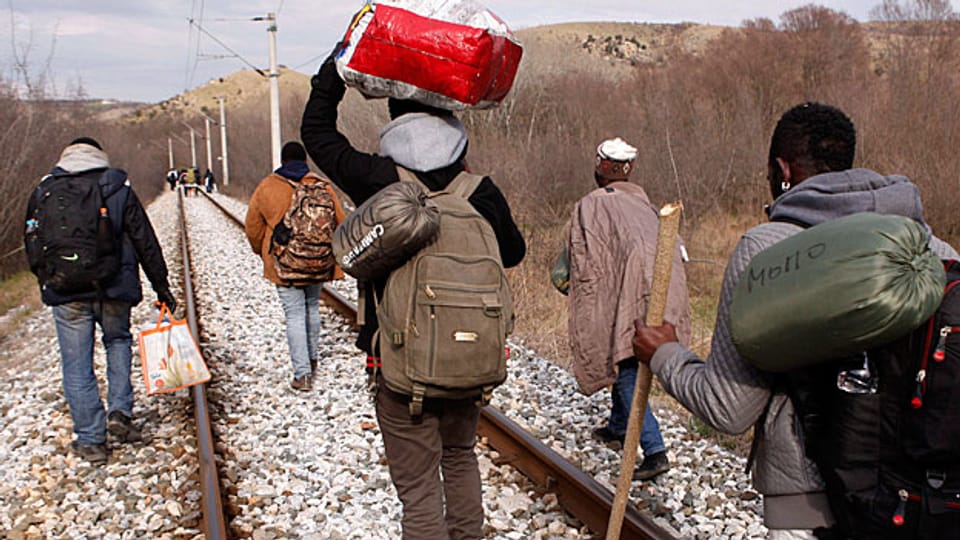 Flüchtlinge aus Westafrika an einer Bahnstrecke entlang der griechisch-mazedonischen Grenze.