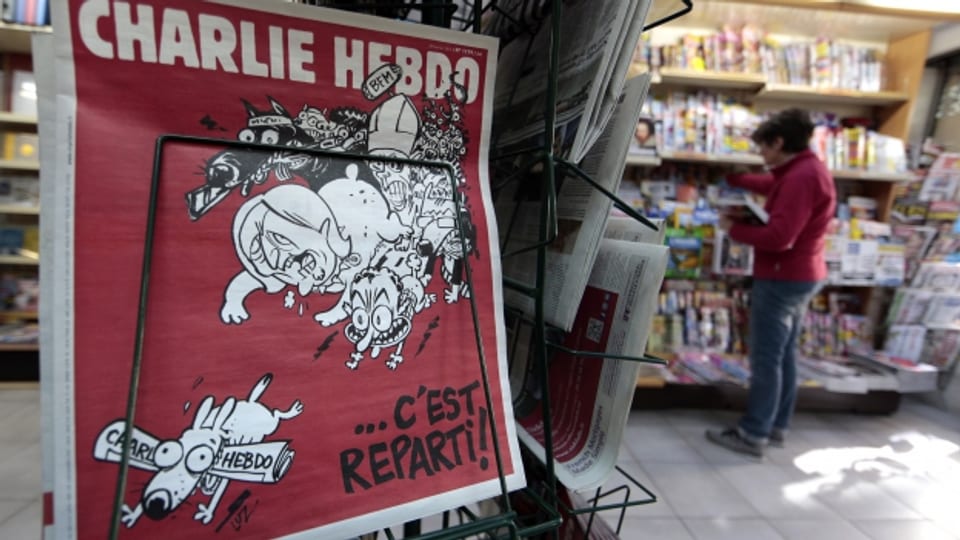 Die Februar-Ausgabe von Charlie Hebdo an einem Kiosk in Nizza.