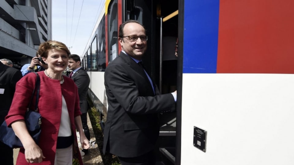 Im Zug unterwegs durch die Schweiz: Frankreichs Präsident Hollande und Bundespräsidentin Sommaruga in Zürich.