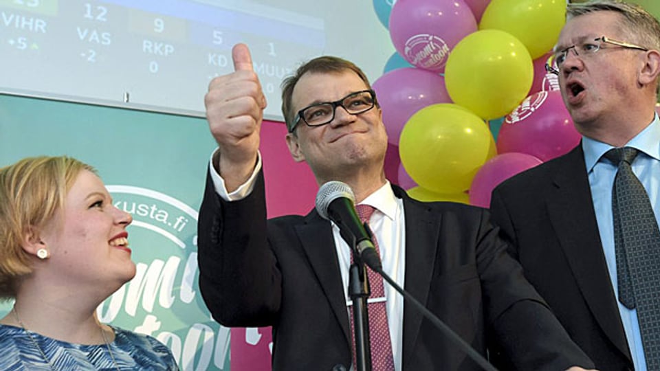 Juha Sipilä (Mitte) feiert mit seiner Zentrumspartei den Wahlsieg.