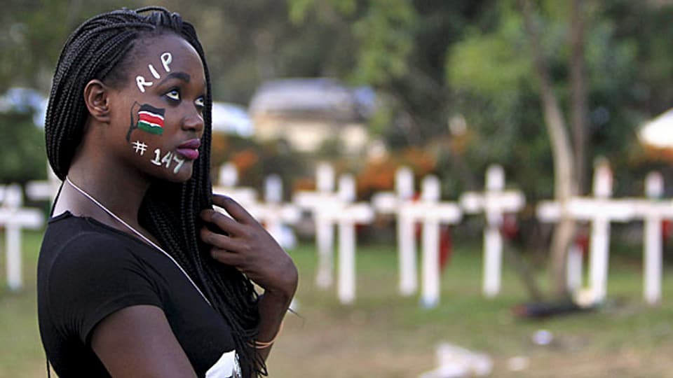 «RIP», Rest In Peace, steht auf der Stirn einer kenianischen Studentin. Sie posiert vor zahlreichen weissen Gedenkkreuzen für die ermordeten Studenten von Garissa.