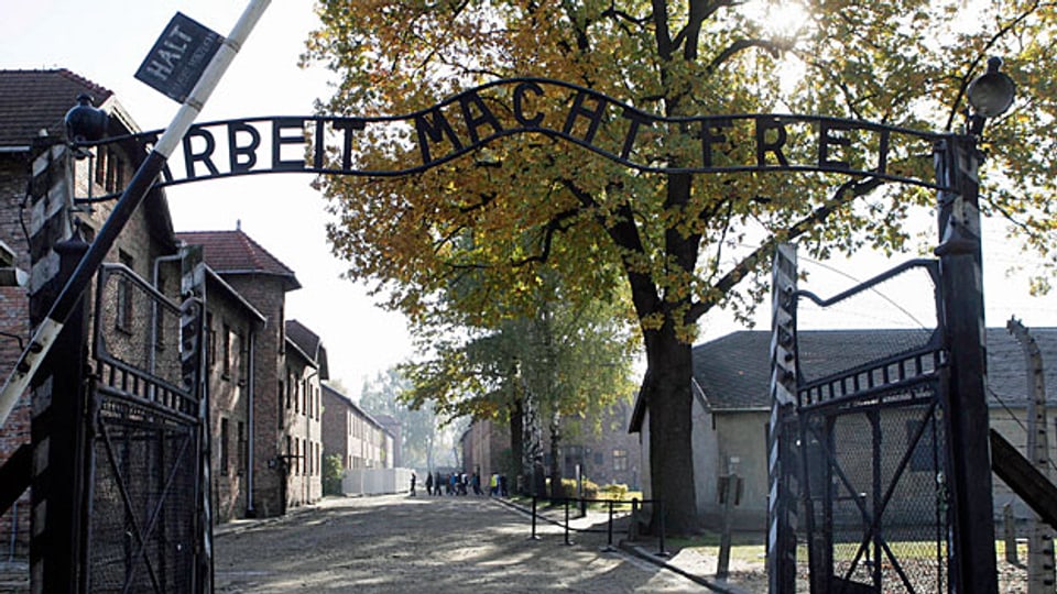 «Arbeit macht frei», steht über dem Eingang zum KZ Auschwitz. Der Prozess gegen Oskar G. stößt auf grosses Interesse: Unter den mehr als 60 Nebenklägern sind 52 Überlebende und Angehörige von in Auschwitz ermordeten Menschen.