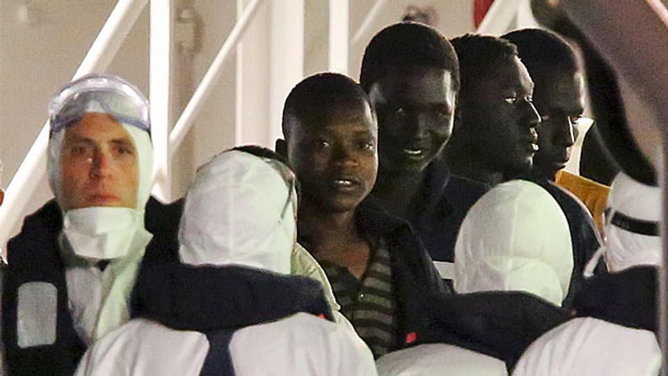 Sie haben nur dank eines portugiesischen Frachtschiffs überlebt, das sie nach dem Kentern ihres Boots vor der libyschen Küste aus dem Meer gefischt hat.