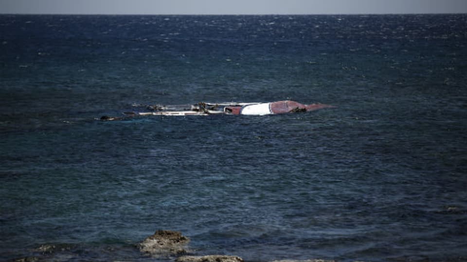 Überreste eines Flüchtlingsbootes vor der griechischen Küste.