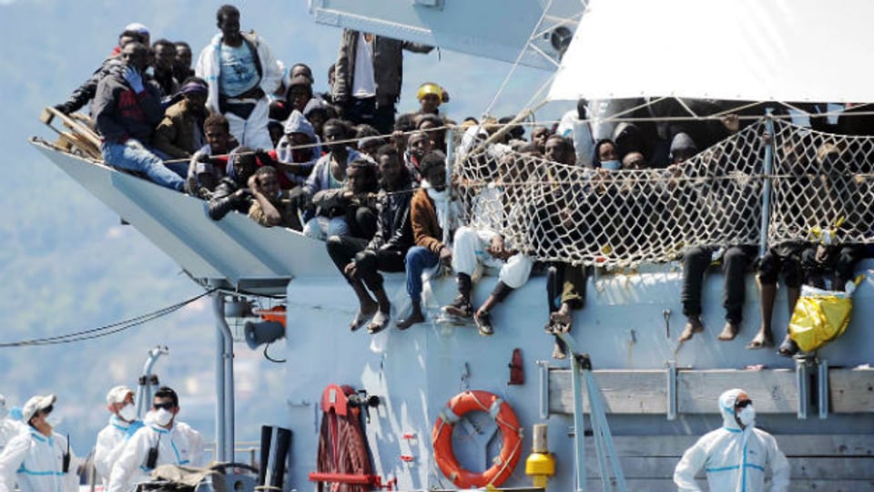 Flüchtlinge auf einem italienischen Armee-Schiff in Salerno.
