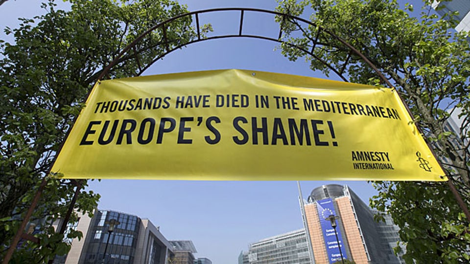 «Europas Schande!» steht auf einem Transparent vor dem EU-Hauptquartier in Brüssel. Menschenrechtsorganisationen kritisieren: Die EU lege den Fokus vor allem auf Abriegelung und nicht auf Hilfe für Bedürftige.