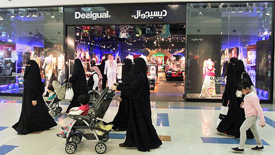 Saudische Frauen und Kinder in einer Einkaufsstrasse in Riad.