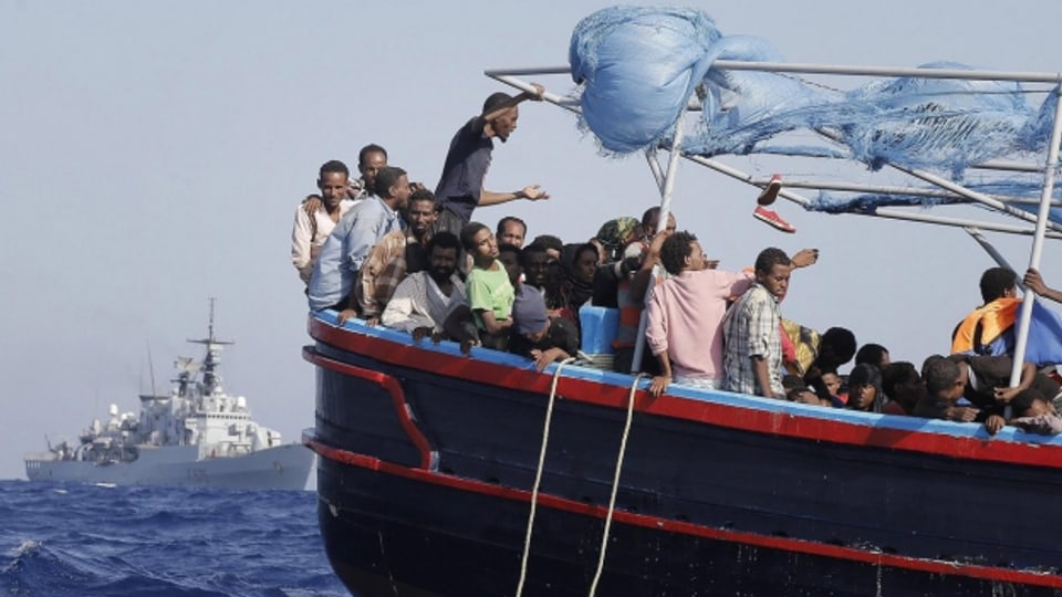 Gerettete Flüchtlinge vor einem italienischen Marine-Schiff am 12. September 2014.