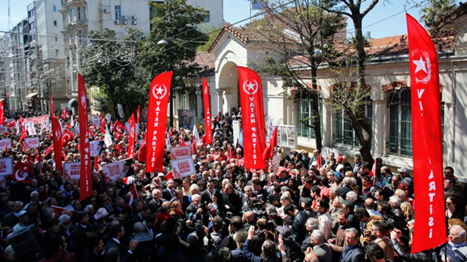 Mitglieder der patriotischen Partei leugnen die Massenmorde an den Armeniern durch die Türken. Istanbul, 24. April 2015.
