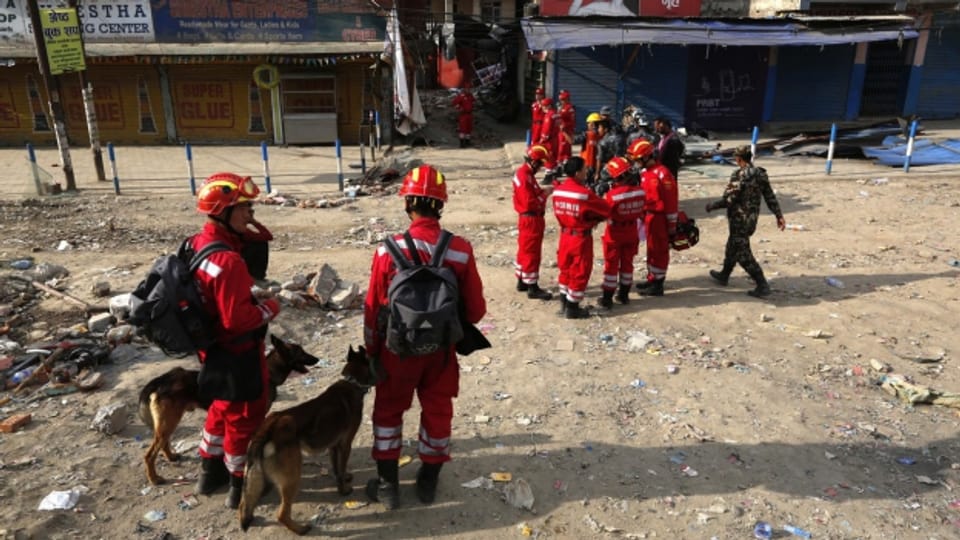 Ein chinesisches Hilfsteam in Kathmandusucht nach Überlebenden in den Trümmern