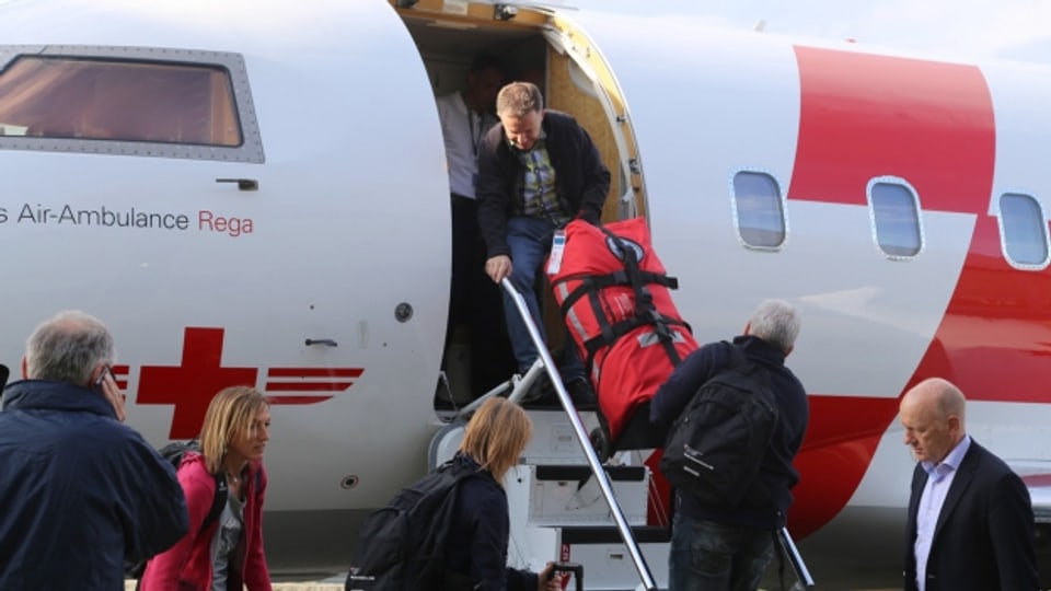 Ein sechsköpfiges Team der Humanitären Hilfe des Bundes besteigt am Sonntag, 26. April 2015 am Flughafen in Kloten einen Jet der Rega
