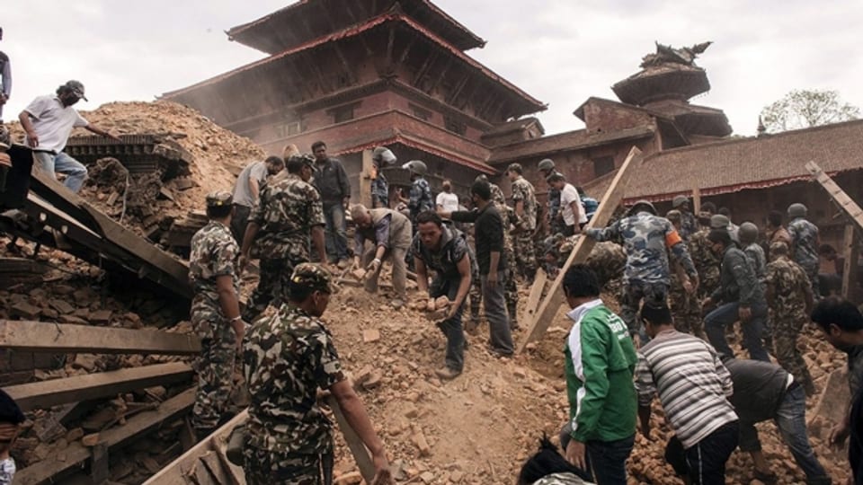 Helfer suchen in Kathmandu nach Überlebenden (Sonntag 26.April).