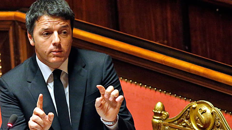 In Italien hatte bisher nie eine einzige Partei eine Mehrheit. Die Grossen brauchten stets Klein- und Kleinstparteien als Mehrheitsbeschaffer. Und das habe zu einer Kultur der Käuflichkeit geführt. Bild: Premier Matteo Renzi vor dem Senat.