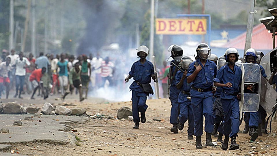In Bujumbura, der Hauptstadt Burundis in Ostafrika lieferten sich am Wochenende Demonstranten und Sicherheitskräfte Strassenschlachten.