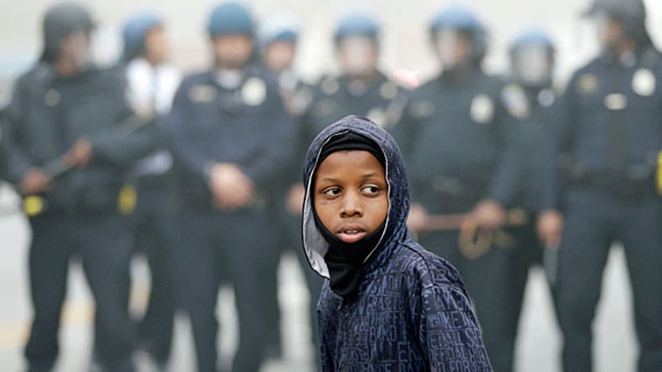 Dieselben Bilder wie in Ferguson, aber auch dieselben Bilder wie vor 50 Jahren. Wieder Rassenunruhen in den USA - trotz sieben Jahren Obama.