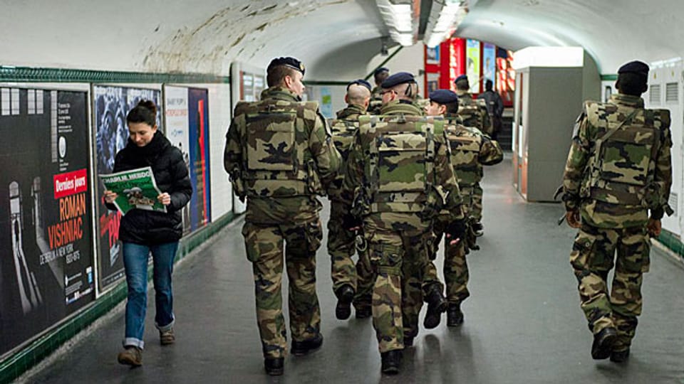 7000 Soldaten werden in Frankreich dauerhaft abgestellt, um gefährdete Einrichtungen wie Synagogen gegen Anschläge zu schützen. Frankreich stehe schweren Bedrohungen gegenüber, sagt Präsident François Hollande.
