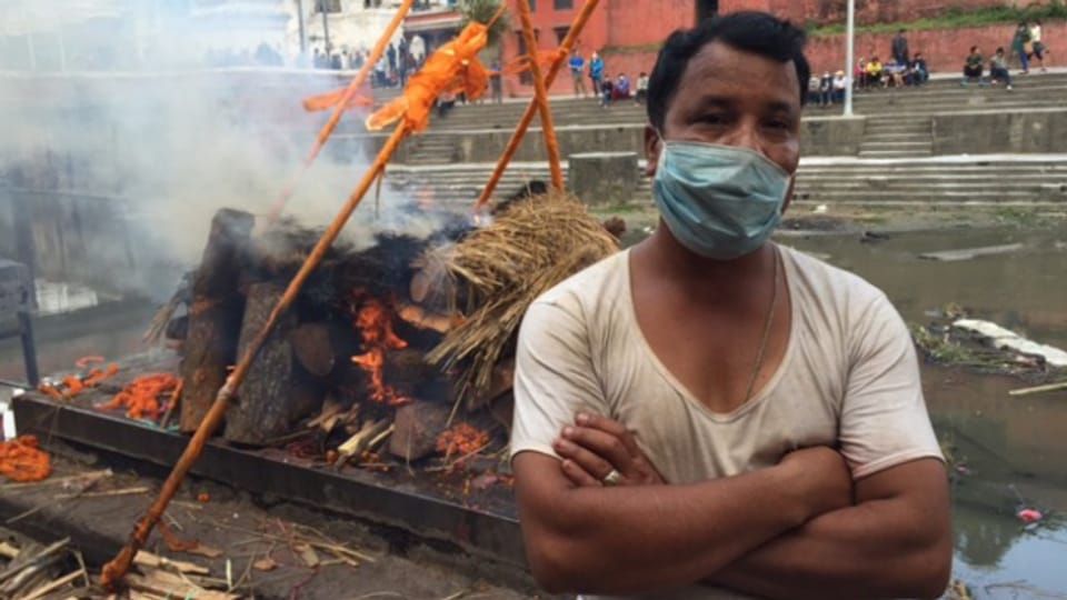 Aufnahme eines der Arbeiter im Krematorium Pashupatinat bei Kathmandu.