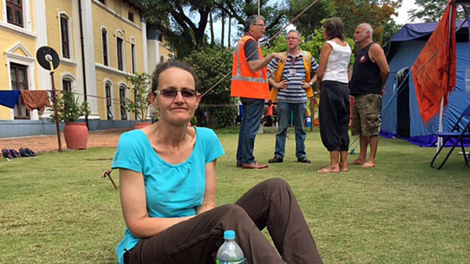 Eine französische Biologin, die in Nepal einen Freiwilligeneinsatz geleistet hatte erzählt, auf der französischen Botschaft habe man ihr gesagt, sie müsse sich alleine durchschlagen. Nun campiert sie im Garten der Schweizer Botschaft.