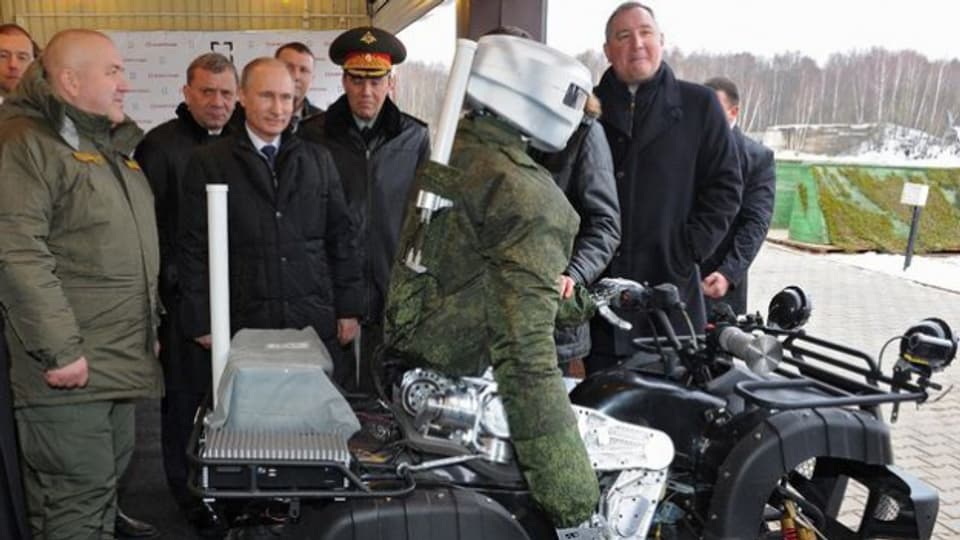 Der russsiche Präsident Wladimir Putin betrachtet einen russischen «Avatar Roboter» in Klimovsk bei Moskau.