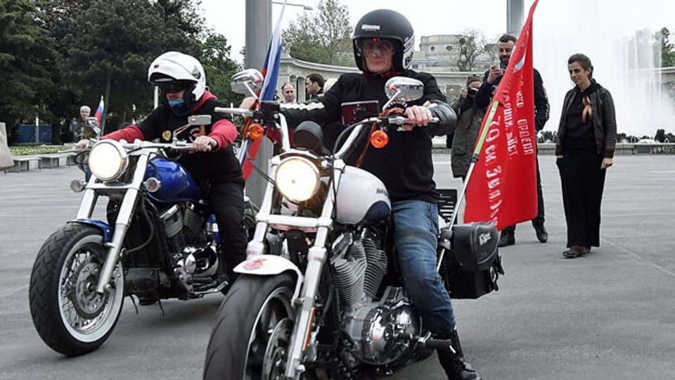 Mitglieder der umstrittenen russischen Motorradfahrer «Nachtwölfe» am Samstag, 2. Mai 2015, vor dem Russendenkmal am Schwarzenbergplatz in Wien.