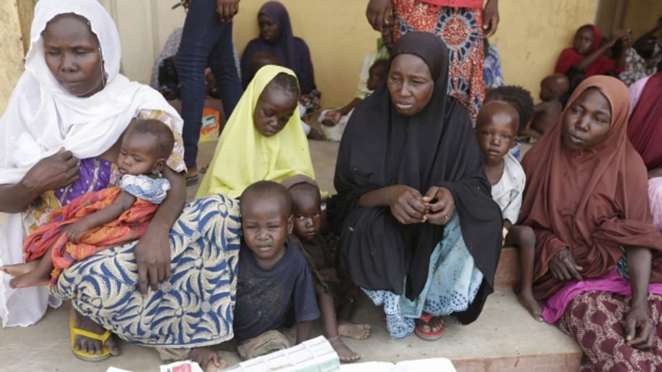Frauen und Kinder, die von der Armee aus den Händen von Boko Haram befreit wurden, warten im Flüchlingscamp in Yola auf weitere Hilfe.