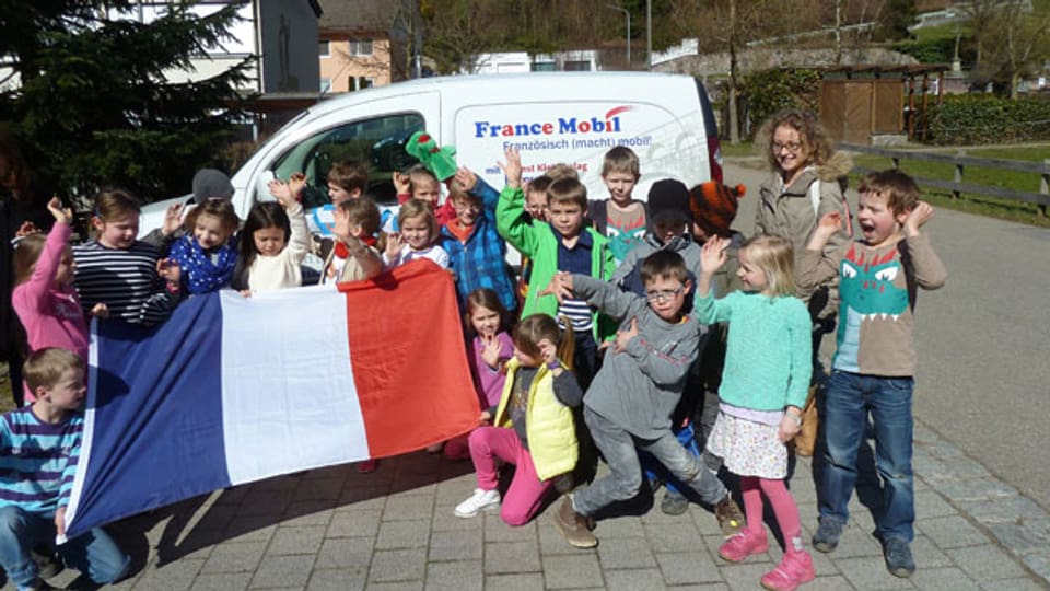 Chloë Ribreau wirbt bei deutschen Kinder in der Grenzregion für Französisch.