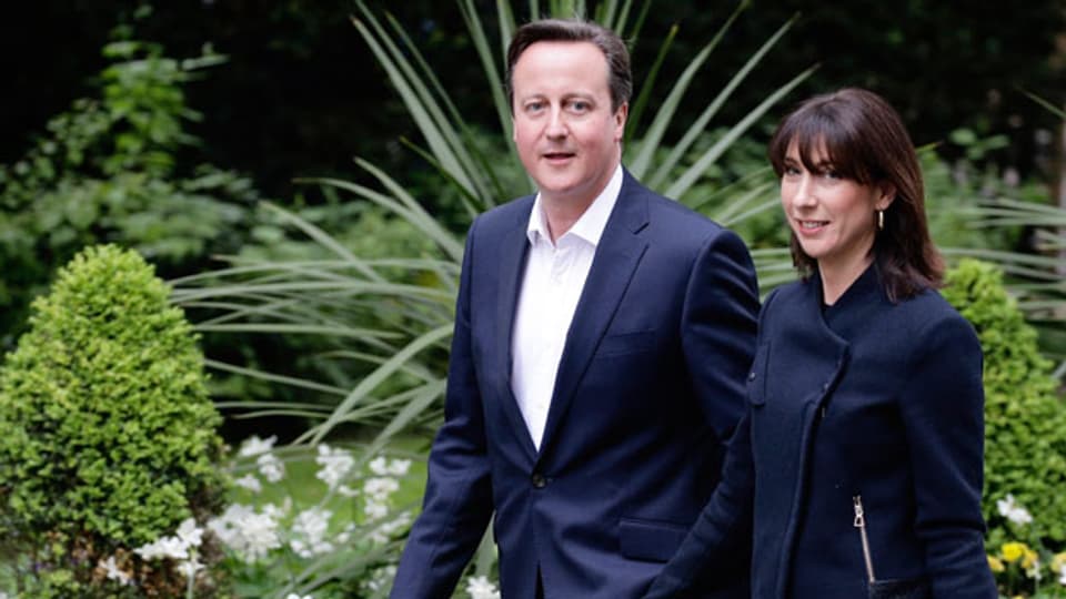 Premier David Cameron und seine Gattin Samantha auf dem Heimweg in die  Downing Street 10.