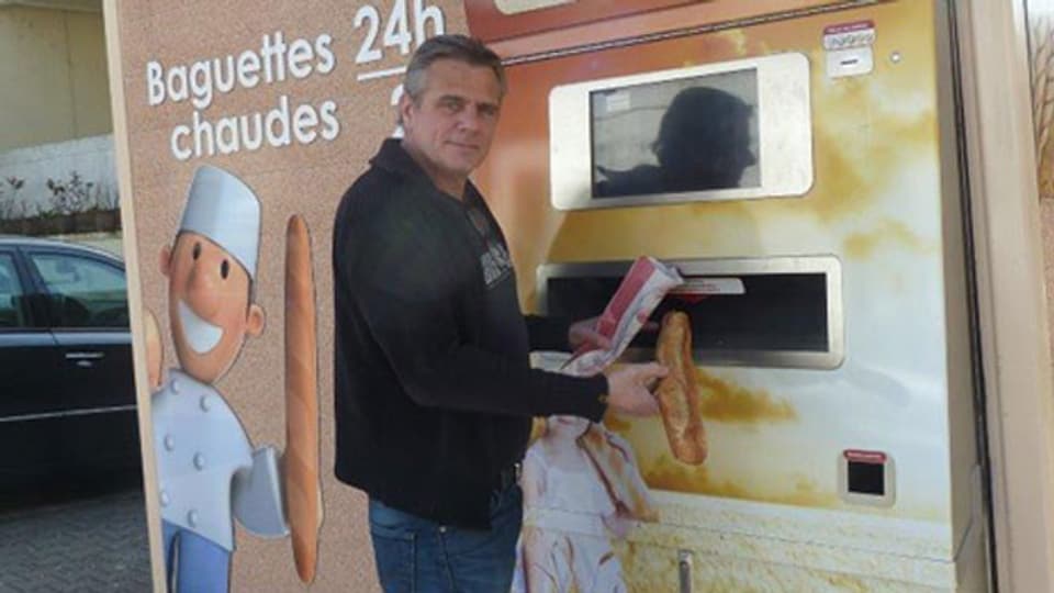 Jean François Bir, zuständig für Vertrieb und Marketing,  vor dem Baguette-Automat.