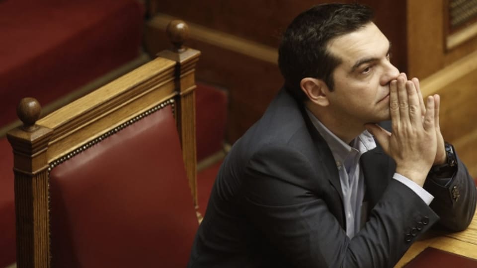 Alexis Tsipras hört einer Rede zu in Athen.